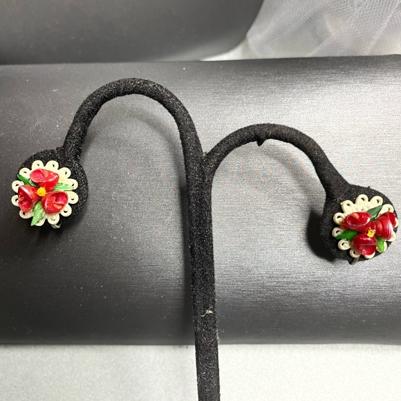 Tiny Shell Flowers On Celluloid Screw Back Earrings Vintage Dainty Sweetly - Picture 2 of 6